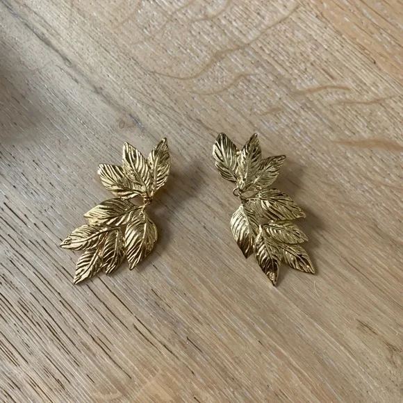 Sezane Bianca gold leaf drop earrings RARE - Picture 3 of 11